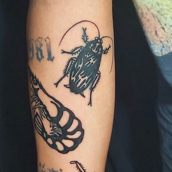 blackwork-tattoo-cockroach