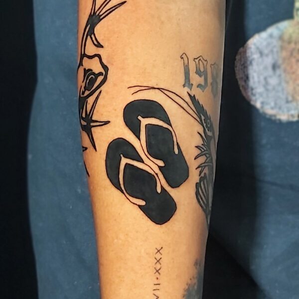blackwork-tattoo-flip-flops