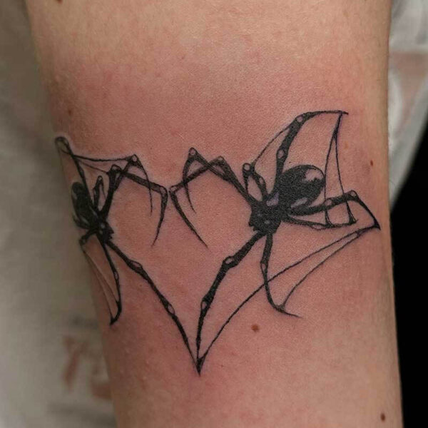 blackwork-tattoo-spiders-heart