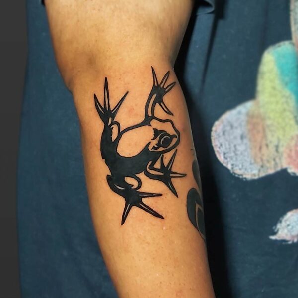 blackwork-tattoo-tree-frog
