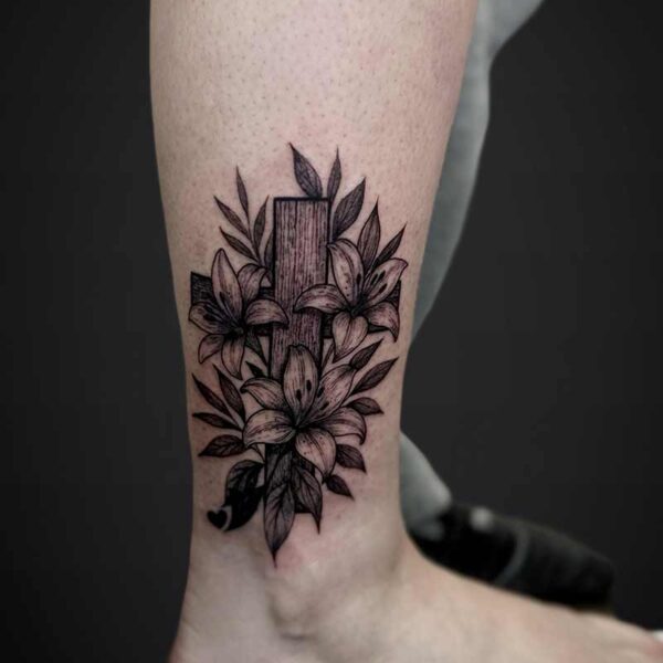 illustrative-realism-tattoo-cross-lilies