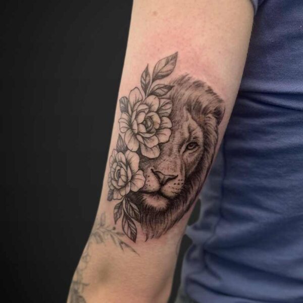 realism-tattoo-lion-fineline-flowers