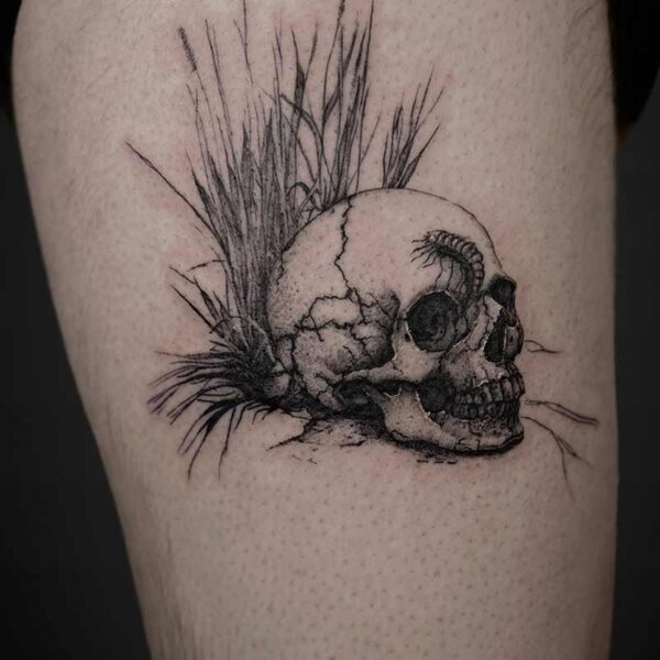 realism-tattoo-skull-centipede-grass