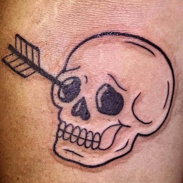 blackwork-tattoo-skull-arrow