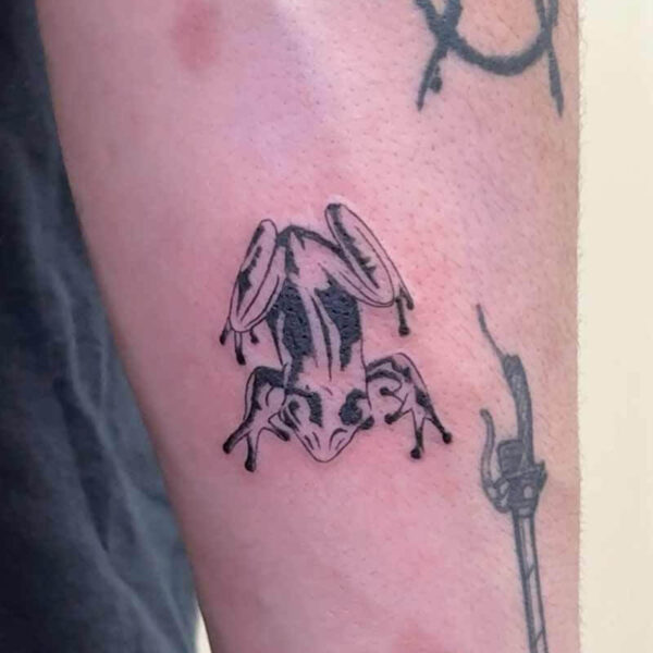 blackwork-tattoo-tree-frog