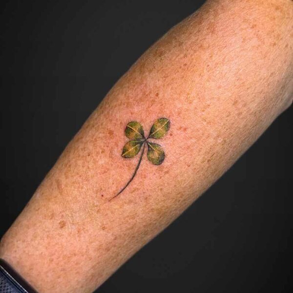 microrealism-tattoo-shamrcok