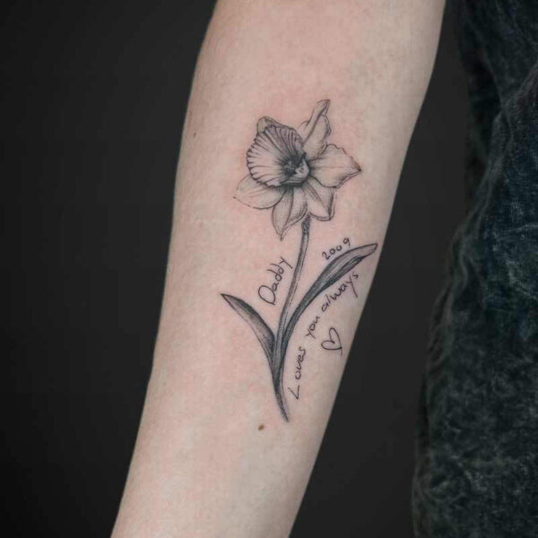 realism-tattoo-daffodil-script