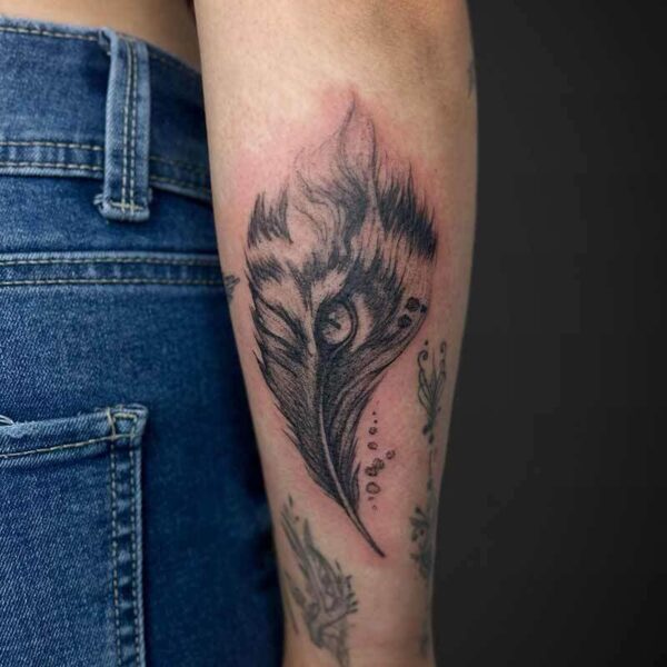 realism-tattoo-tiger-eye-feather
