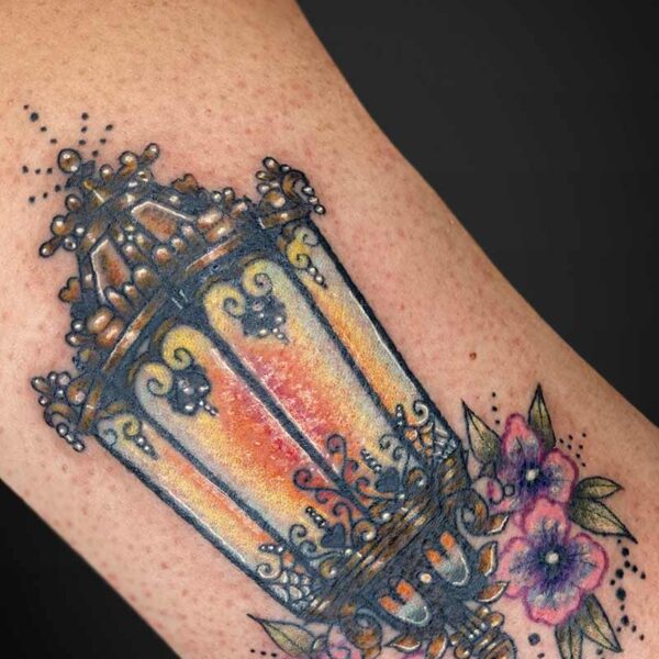 neotraditional-tattoo-lantern-flowers