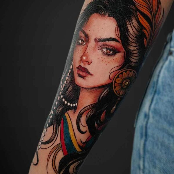 neotraditional-tattoo-woman-feathers-jewellery