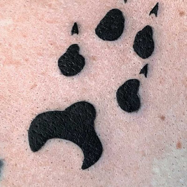 blackwork-tattoo-dog-paw-print blackwork-tattoo-dog-paw-print