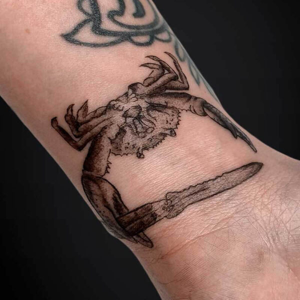 illsutrative-tattoo-crab-knife illsutrative-tattoo-crab-knife