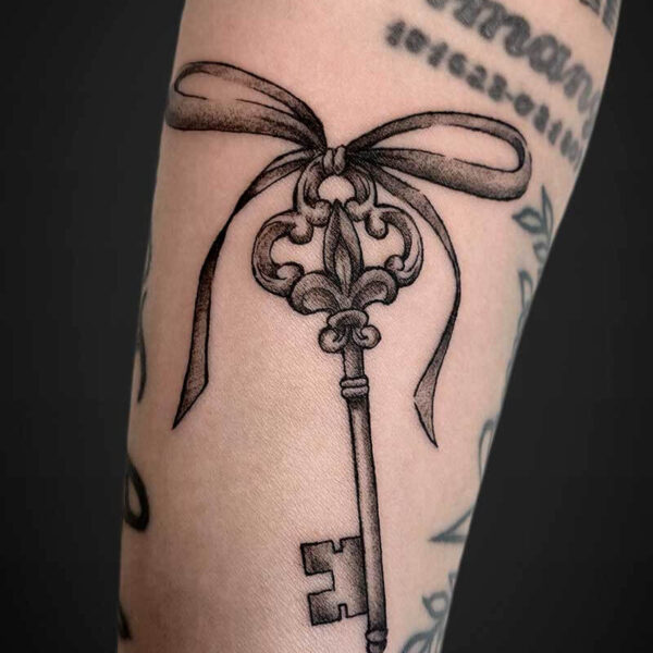 illustrative-tattoo-key-ribbon illustrative-tattoo-key-ribbon