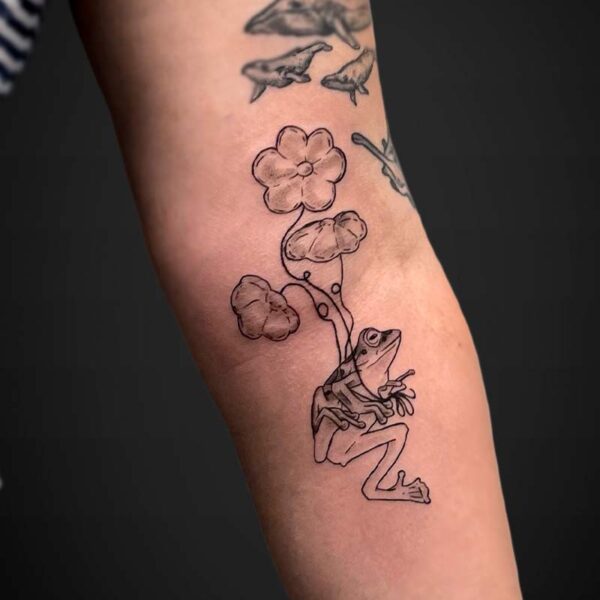 black-grey-tattoo-frog-leaves