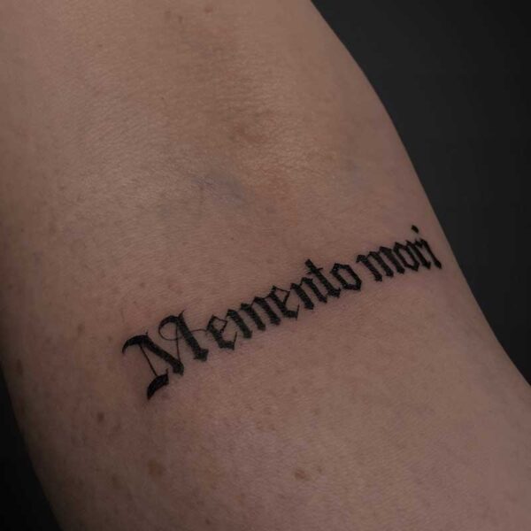 blackwork-script-tattoo-momento-mori