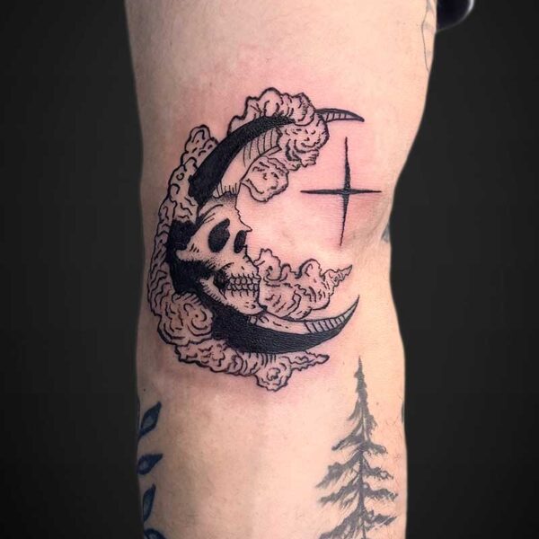 blackwork-tattoo-skull-moon-clouds