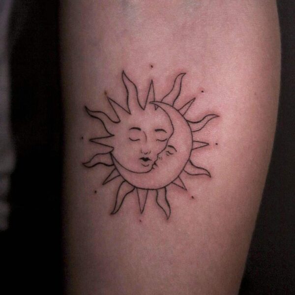 fineline-tattoo-sun-moon-kiss