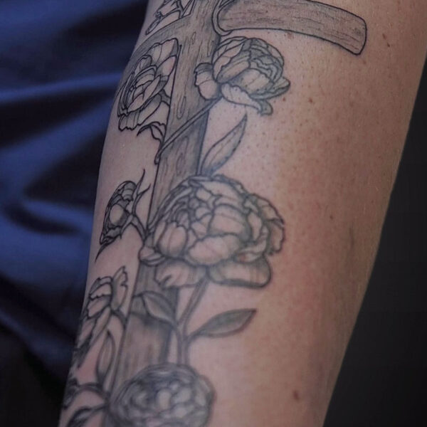 black-grey-tattoo-cross-roses