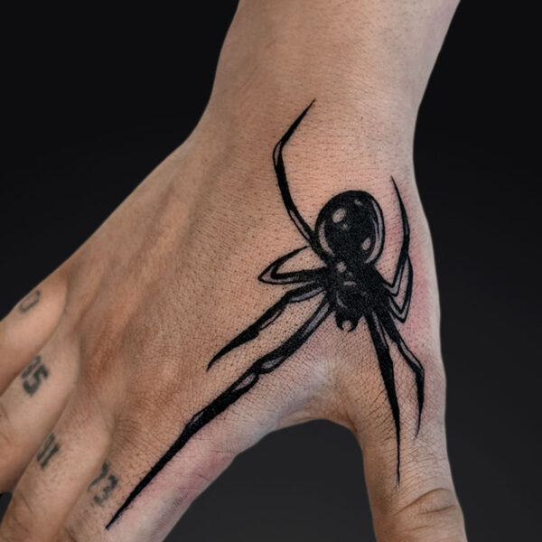 blackwork-tattoo-spider blackwork-tattoo-spider