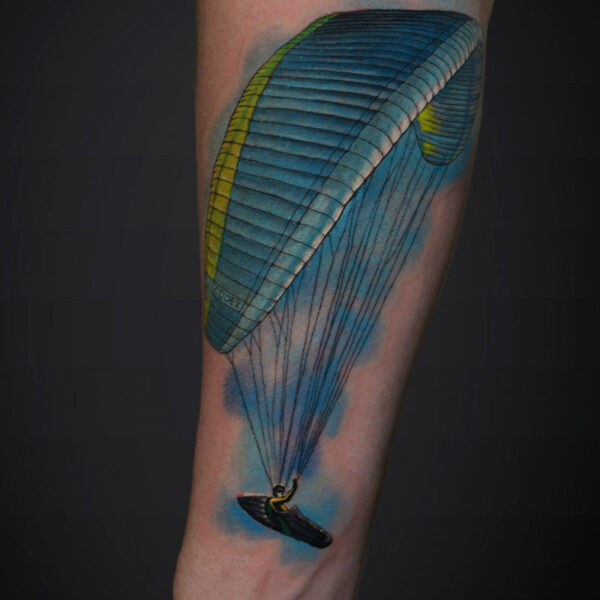 colour-realism-tattoo-paragliding