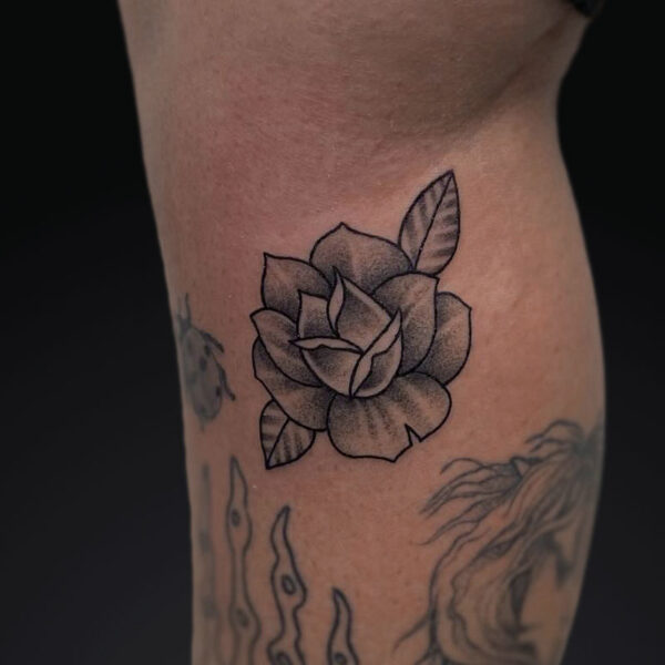 neotraditional-tattoo-black-grey-rose