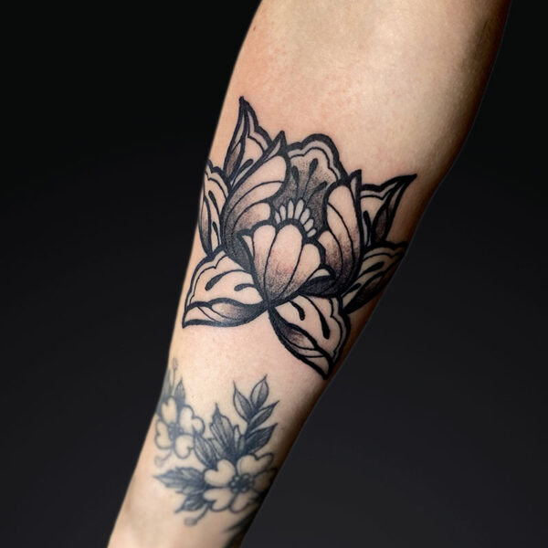 neotraditional-tattoo-flower