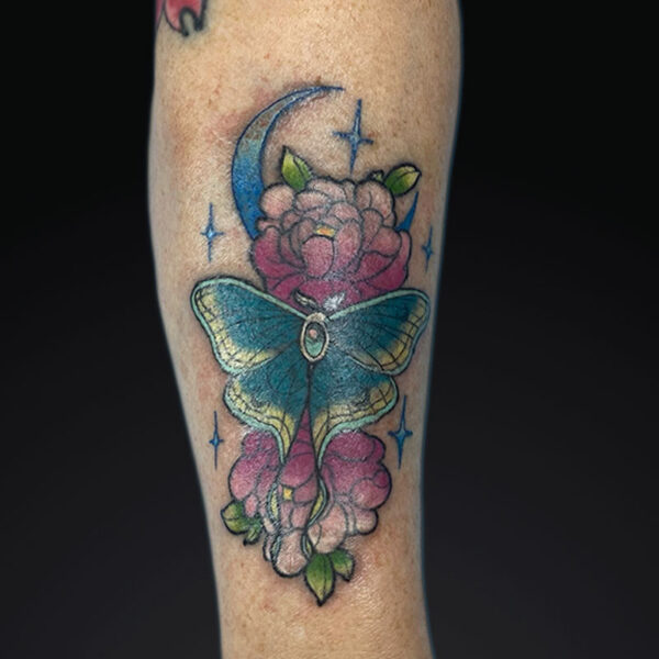 neotraditional-tattoo-moth-flowers-moon
