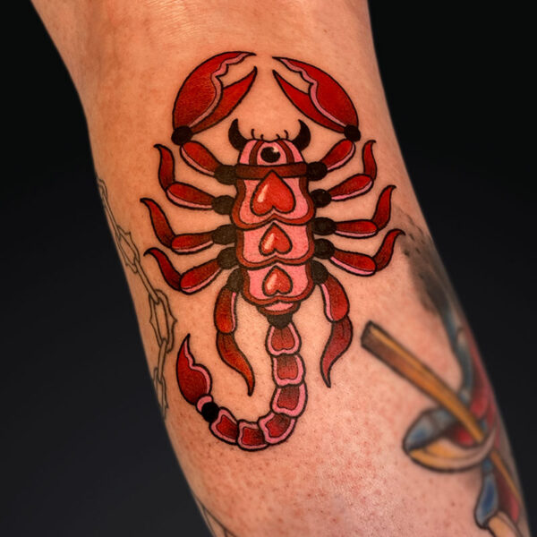 neotraditional-tattoo-pink-scorpion-hearts