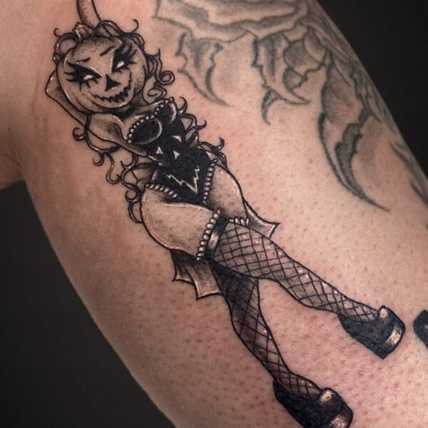 neotraditional-tattoo-sexy-pumpkin-lady