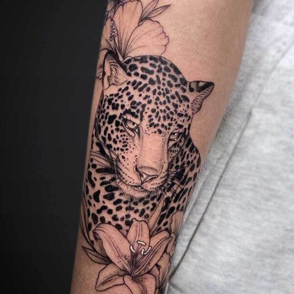 realism-tattoo-leopard-lilies
